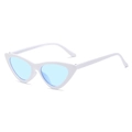 Cat-Eye-Sonnenbrille mit weißem Kunststoffrahmen und hellblauen transparenten Gläsern - WeiBer Rahmen Blaue Linse