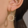 Orecchini dorati a forma di sole traforato in stile vintage sull'orecchio donna - Stile Anello Sole Svuotato Dorato (5033)