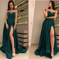 Elegante strapless smaragdgroene satijnen avondjurk met hoge split en drapering - US Maat 2 (S) / Groen