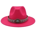 Détail d'un ruban ethnique avec pierre turquoise sur un chapeau fedora en feutre rose - M (56-58cm) / Rose rouge