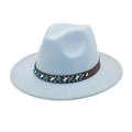Détail d'un chapeau fedora en laine bleu clair avec ruban en cuir à perles bohèmes - M (56-58cm) / Bleu ciel