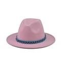 Detailansicht eines rosa Wollhutes mit einer klobigen hellblauen Acrylkette als Verzierung - Rosa Hut Blaue Kette