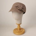 Dettaglio del cappello in cotone e lino marrone scuro con fiocco decorativo sulla parte laterale - M (56-58cm) / Cachi
