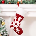 Chaussette de Noël rouge avec revers en peluche blanche et flocon brodé sur cheminée - Chaussette Flocon de Neige