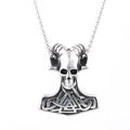 Vista macro del ciondolo Viking Mjölnir vintage argento con incisioni teschio e corna - Stile Martello Vichingo con Teschio e Corna (Stile 5)