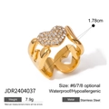 Dettaglio anello in acciaio dorato con cuore di zirconi e lati intagliati a cuore - Taglia 6/7/8 Opzionale / Anello a Cuore in Zirconia Bianca Dorata (JDR2404037)