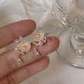 Eleganti orecchini a clip a fiore placcati in oro con petali rosa e perle da donna - Orecchini a lobo / Oro/Rosa