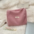 Roze sherpa fleece make-uptasje met ritssluiting en geweven label op zacht tapijt - Roze Bouclé Fleece