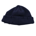 Dettaglio del berretto in maglia blu scuro con strappi in stile vintage e bordo arrotolato - Blu navy
