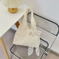 Détail du sac cabas en dentelle brodée florale crème avec un grand nœud décoratif - Blanc Cassé avec Nœud en Dentelle