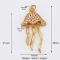 Vue détaillée d'un pendentif méduse dorée serti de zircons cubiques blancs étincelants - K589324-Gold Jellyfish