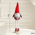 Grand gnome de Noël avec chapeau en tricot torsadé rouge et barbe grise sur socle - Carreaux grand