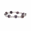 Detalle de pulsera de cuentas con perlas blancas y dijes de flores de cerámica morada - Perla de imitación + flor violeta claro