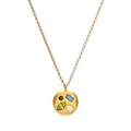 Dettaglio della collana d'oro con pietre preziose nere, blu, verdi e una perla bianca - Agosto (Verde Peridoto)