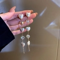 Dettaglio orecchini a catena d'oro con cuori di perla bianca e cristalli trasparenti - Orecchini Nappina Perla (No.27)