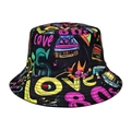 Retro Fischerhut im 80er-Graffiti-Stil mit bunten Vintage-Prints auf schwarzem Stoff - M (56-58cm) / Love 80er Jahre Druck
