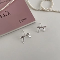 Dettaglio degli orecchini a fiocco in argento con collana di perle su sfondo bianco - Orecchini a bottone con fiocco a filo (Paio) / Argento
