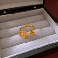 Detalle de anillo de flor bañada en oro con circonitas en joyero de terciopelo gris - Forma de Rosa / Chapado en Oro Real Dorado