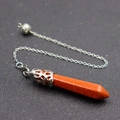 Orangefarbene Kristall-Pendelkette mit Sechskantprisma und Silberkette auf dunklem Grund - Hohlkette / Goldsandstein