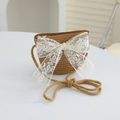 Detail of child's straw crossbody bag with elegant white lace bow and metal zipper - 52cm (3-6 Years) / Bag / Khaki