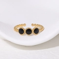 Anillo ajustable de acero dorado con tres cuentas negras y diseño de textura perlada - Ajustable / Negro