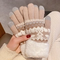 Dettaglio guanti invernali beige in maglia con cervi e polsini in ecopelliccia - Kaki