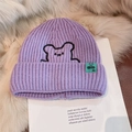 Gorro de punto violeta claro con bordado de oso negro y etiqueta lateral verde - Estilo Bordado de Oso / Morado