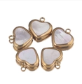 Cinco dijes de corazón dorados con nácar blanco para la creación de joyería artesanal - Dorado