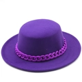 Sombrero boater morado oscuro con cadena gruesa moderna sobre fondo blanco puro - M (56-58cm) / Morado