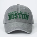 Primer plano del bordado de Boston en gorra de algodón gris lavado con textura vintage - Talla única / Gris
