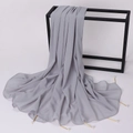 Dettaglio di scialle in chiffon grigio con spilla di perle dorate e trama drappeggiata - 175cm / Grigio chiaro