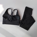 Flachbildaufnahme eines schwarzen, hochelastischen Yoga-Sets mit Sport-BH und Leggings - S / Schwarz