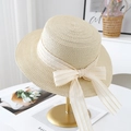 Dettagli dell'intreccio di un cappello di paglia crema con nastro e fiocco coordinati - Parte Superiore Piatta Falda Larga (Con Fiocco) / Beige (Con Nastro Beige)