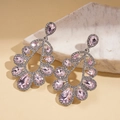 Dettaglio degli orecchini in argento traforati con cristalli rosa a forma di goccia - Perno per orecchini in argento - Rosa