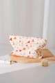 Détail macro de la trousse de maquillage en tissu à motifs cœurs sur plateau - Cœur Coloré