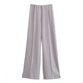 Detail der weit geschnittenen Hose in Hellviolett-Grau mit Bügelfalte und Seitenschlitzen - S / Pants / Grau