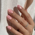 Korte ronde roze kunstnagels met witte bloempatronen en sprankelende gouden glitters - Roze Bloemen Glitter Stijl (JP3901)