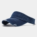 Gros plan détaillé d'une visière en denim vieilli avec bords effilochés et texture vintage - Réglable / Bleu foncé