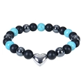 Detail von 8mm Onyx- und Türkisperlenarmband mit herzförmigem Metallanhänger - Türkis Armband