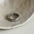 Vintage S925 sterling silver open ring with vertical texture in an antique silver finish - Vintage Textured Open Style (JZ0375)