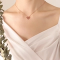 Elegante collana con ciondolo a cuore di perline oro rosa indossata da una modella - Collana Oro Rosa Solo (Senza Orecchini)