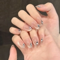 Dettaglio di unghie finte cat-eye con strass scintillanti su punte ovali lunghe nude - XS / Ovale Corto (2868)