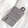 Detalle de organizador de joyas gris de microfibra con ranuras para anillos y aretes - Microfibra / Microfibra Gris