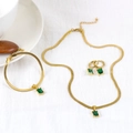 Conjunto de joyas doradas con gemas verdes rectangulares sobre tela blanca texturizada - 26a06007-green diamond set (necklace + bracelet + earrings)