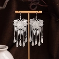 Orecchini a farfalla in argento con lunghe nappe su un supporto per gioielli a forma di T - Nappa Farfalla Intricata (E3387) / Argento