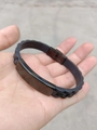 Primer plano de pulsera deportiva de silicona negra con textura y cierre de acero - Carcasa Negra Grabable