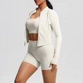 Détail de l'ensemble de fitness pour femmes avec veste zippée, brassière et short à poches - S / Haut Et Bas / Ivoire Clair