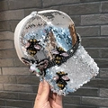 Detail einer silbernen Pailletten-Baseballkappe mit Strass-Biene und Schmetterling - Erwachsenengröße (Verstellbar) / Silber