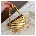 Dettaglio di una borsa da sera dorata a forma di conchiglia con manico di perline - Stile 1 Oro (Manico a Perline)