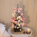 Mini-Weihnachtsbaum beflockt mit rosa Schleifen, Plüschkugeln und warmen LED-Lichtern im Topf - 50cm Rosa Baum (Mit Lichter)